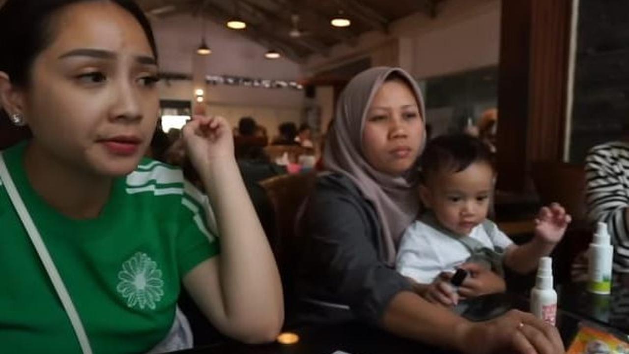 Wanita yang kerap disapa Gigi itu mengajak anak-anak dan juga beberapa orang karyawannya makan di sebuah restoran saat berada di Bandung. Ada banyak sekali menu yang dipesan oleh istri Raffi Ahmad itu. Salah satunya adalah ikan asin.