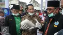 Kepala BNN, Budi Waseso (tengah) berbincang dengan Wagub DKI Jakarta, Djarot Saiful Hidayat saat pemusnahan barang bukti narkotik jenis shabu sebanyak 120 kilogram di lapangan parkir Kota Tua, Jakarta, Jumat (26/2). (Liputan6.com/Gempur M Surya)