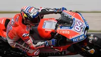 Aksi pembalap Ducati, Andrea Dovizioso pada latihan bebas MotoGP Catalunya 2018 di Circuit de Barcelona-Catalunya. (LLUIS GENE / AFP)