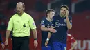 Southampton vs Manchester United. (2/2/2021). Bek Southampton, Jan Bednarek memprotes wasit Mike Dean atas kartu merah yang diterimanya usai berduel dengan striker Manchester United, Anthony Martial. Kubu Southampton melakukan banding dan diterima oleh FA. (AFP/Phil Noble/Pool)