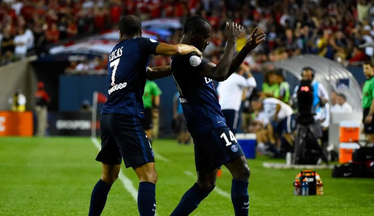 Gelandan PSG, Blaise Matuidi melakukan selebrasi bersama rekannya setelah mencetak gol pertama bagi PSG di stadion soldier, Chicago, AS, Kamis (30/7/2015). Paris Saint – Germain menang dengan skor 2-0 atas Manchester United. (Reuters/Mike diNovo) 