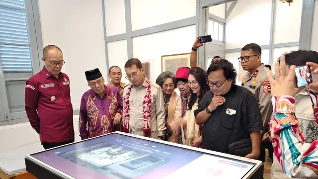 Menbud, putri Bung Hatta, Meutia Hatta dan Putri Sutan Sjahrir di Rumah Pengasingan Hatta-Sjahrir di Sukabumi