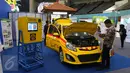 Pengunjung melihat mobil listrik rancangan dan buatan mahasiswa Universitas Indonesia (UI) Fakultas Teknik saat pameran Hari Listrik Nasional (HLN) ke-71 di JCC, Senayan, Jakarta, Rabu (28/9). (Liputan6.com/Angga Yuniar)