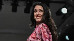  Model Rebecca Mir tersenyum saat mengenakan busana ciptaan Riani di Berlin Fashion Week 2017 di Berlin Jerman (17/1). (AFP Photo/dpa/Britta Pedersen/Jerman OUT)