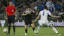 Gelandang Belgia, Eden Hazard (kiri) berusaha melewati pemain Israel Nir Bitton pada kualifikasi Piala Eropa 2016 di Teddi Malcha Stadium, Jerusalem,Rabu (1/4/2015). Belgia menang 1-0 melawan Israel. (AFP PHOTO/Jack Guez)