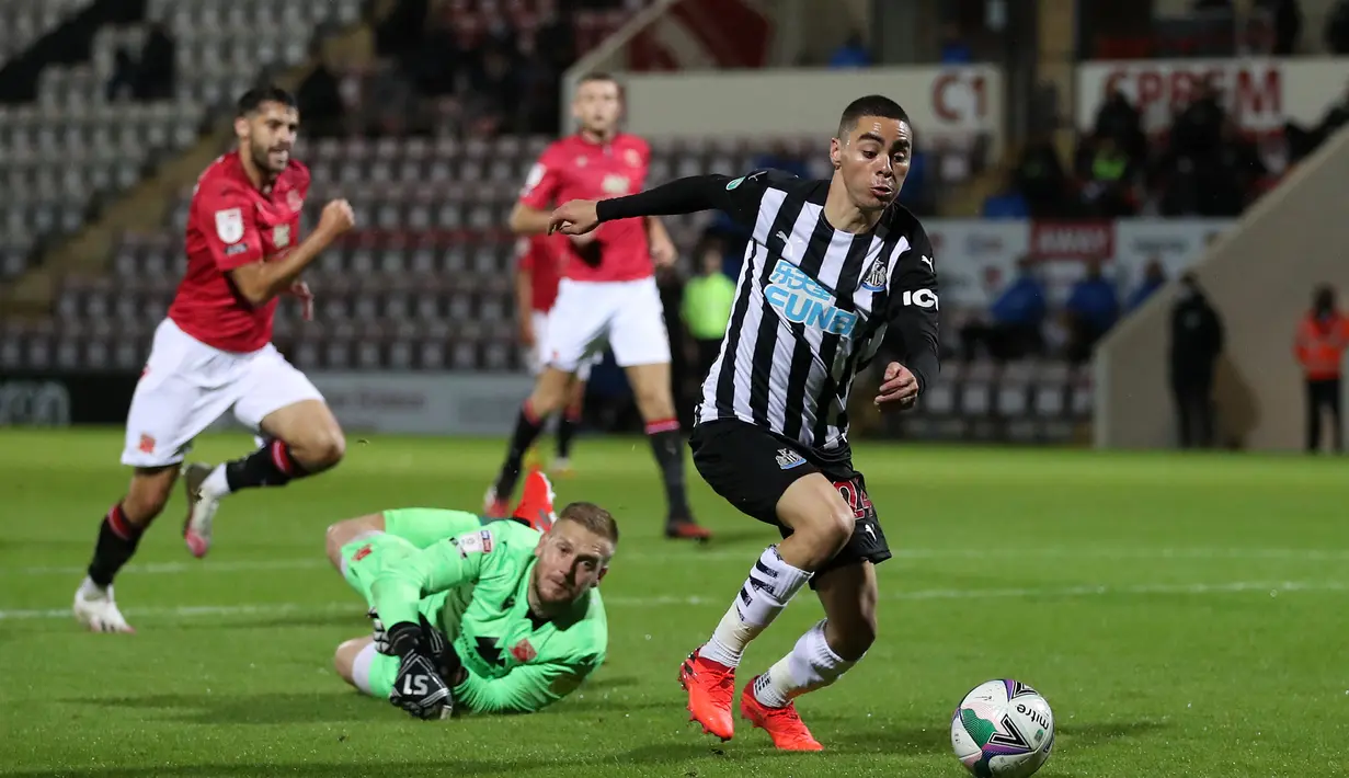 Gelandang Newcastle, Miguel Almiron, berusaha mencetak gol ke gawang Morecambe pada laga putaran ketiga Piala Liga Inggris di The Mazuma Stadium, Kamis (24/9/2020) dini hari WIB. Newcastle menang 7-0 atas Morecambe. (AFP/Martin Rickett/pool)