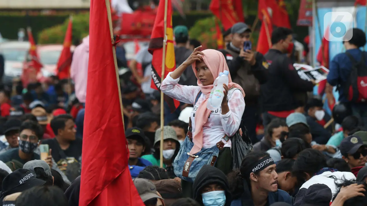 Mereka Mengais Rezeki di Antara Aksi Unjuk Rasa