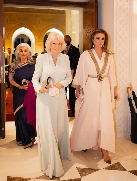 Memakai abaya nude dengan aksen garis emas yang mewah saat bertemu keluarga Kerajaan Inggris (Foto: Instagram @queenrania)
