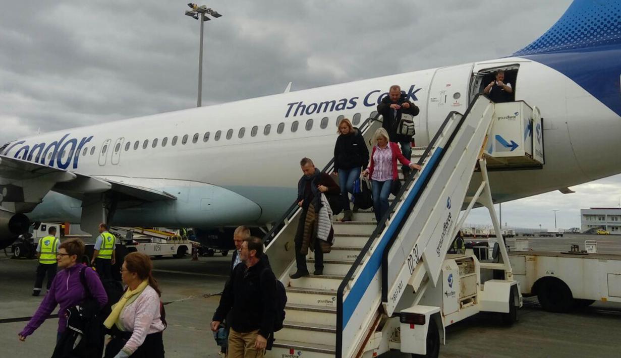 Para penumpang turun dari pesawat maskapai Condor saat tiba di Bandara Madeira. Kota ini merupakan tempat kelahiran Cristiano Ronaldo. (Bola.com/Reza Khomaini)