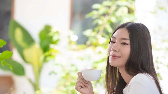 ilustrasi wanita bermain media sosial