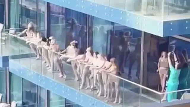 Wanita telanjang di Dubai