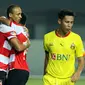 Peter Odemwingie (kiri) gelar selebrasi gol tapi tak mampu beri kemenangan buat Madura United (Liputan6.com/Helmi Fithriansyah)