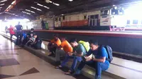 Kereta terlambat di Cirebon, penumpang terlantar (Liputan6.com / Panji Prayitno)