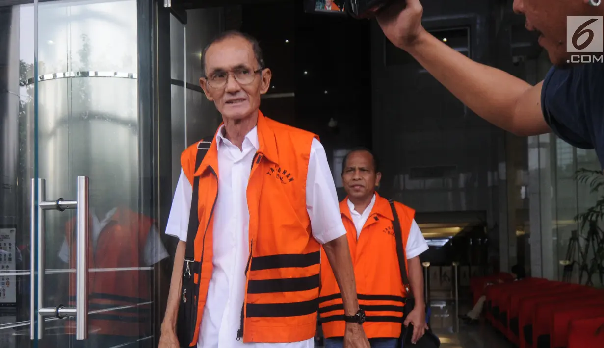Mantan anggota DPRD Sumut, Elezaro Duha dan Pasiruddin Daulay usai menandatangan berkas P21 di KPK, Jakarta, Senin (3/12). Duha dan Pasiruddin akan menjalani persidangan perdana kasus suap laporan pertanggungjawaban APBD 2012. (Merdeka.com/Dwi Narwoko)