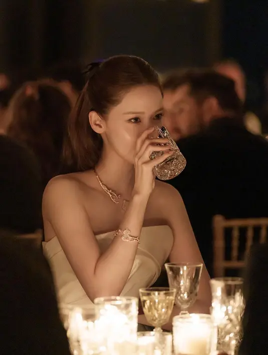 Tak berlebihan, YoonA menyempurnakan penampilannya dengan menata rambutnya bergaya half-ponytail. [Foto: Instagram/yoona__lim]