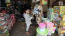 Seorang bocah melihat sejumlah mainan di salah satu kios Pasar Gembrong, Jakarta, Selasa (9/1). Rencananya, pedagang Pasar Gembrong akan berjualan di Pasar Cipinang Besar, setelah penertiban pada Maret 2018. (Liputan6.com/Arya Manggala)
