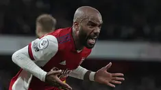 Penyerang Arsneal, Alexandre Lacazette berselebrasi usai mencetak gol menit ke 90+5 ke gawang Crystal Palace pada pertandingan lanjutan Liga Inggris di Stadion Emirates, London, Selasa (19/10/2021). Arsenal bermain imbang atas Crystal Palace 2-2. (AP Photo/Alastair Grant)