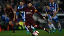 Pemain Barcelona, Lionel Messi gagal mencetak penalti pada laga leg pertama perempatfinal Copa del Rey ketika melawat ke markas Espanyol di Stadion RCDE, Kamis (18/1). Barcelona takluk 0-1 dari rival sekotanya Espanyol. (AP/Manu Fernandez)