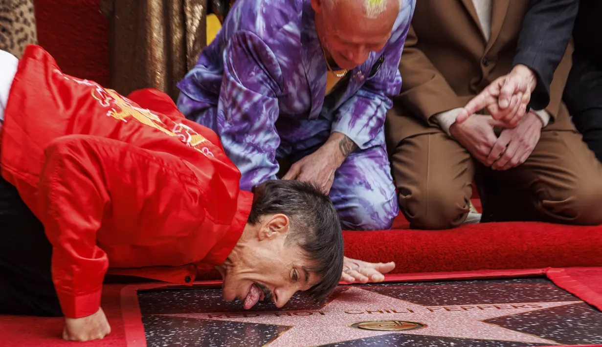 Anthony Kiedis berpose saat upacara pengumuman penerimaan bintang kepada Red Hot Chili Peppers di Hollywood Walk of Fame di Los Angeles, California, Kamis (31/3/2022). (Willy Sanjuan/Invision/AP)