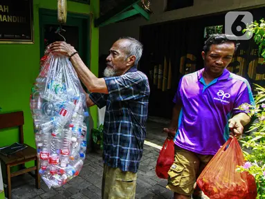 Warga membawa sampah untuk ditampung di Bank Sampah Hijau Selaras Mandiri, Kemayoran, Jakarta Pusat, Selasa (22/10/2024). (Liputan6.com/Angga Yuniar)