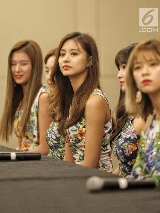 Personel TWICE, Mina, Momo, Tzuyu, Nayeon, Sana, Jihyo, Chaeyoung, Dahyun, Jeongyeon saat konferensi pers di Tangerang, Banten, Jumat (24/8). TWICE akan menggelar konser yang bertajuk TWICELAND ZONE 2: Fantasy Park. (Liputan6.com/Faizal Fanani)