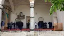 Orang-orang berdoa di masjid Begova di Sarajevo, Rabu (6/5/2020). Setelah hampir dua bulan dikurung, Bosnia membuka kembali masjid-masjid untuk Umat Muslim yang merayakan bulan suci Ramadan dengan tetap mematuhi aturan jarak sosial dan menggunakan peralatan pelindung. (AP/Kemal Softic)
