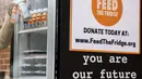 <p>Seorang wanita mengambil susu formula, untuk diberikan kepada tetangga, dari lemari es di luar Glassmanor Community Center di Oxon Hill, Maryland, Rabu (25/5/2022). Dengan kelangkaan susu formula bayi di Amerika Serikat, pemilik restoran DC Mark Bucher mulai membeli susu formula dari tempat-tempat di mana ada lebih banyak jumlahnya dengan lebih sedikit kebutuhan, dan memberikannya melalui program Feed the Fridge. (Stefani Reynolds/AFP)</p>