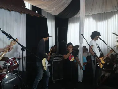 Musisi Bimbim saat beraksi dengan band buatannya di markas slank, jakarta, senin (18/01/2016). Band yang dinamakan THE SIDHARTAS ini dibuat bertepatan dengan ulang tahun ayahnya pada 18 januari. (Liputan.com/Herman Zakharia)