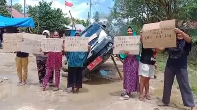 Demonstrasi menuntut perbaikan jalan rusak di Kabupaten Muna, sekelompok emak-emak mengangkat mobil dinas milik pemda kabupaten lain hingga nyaris terbalik.(Dok Warga)
