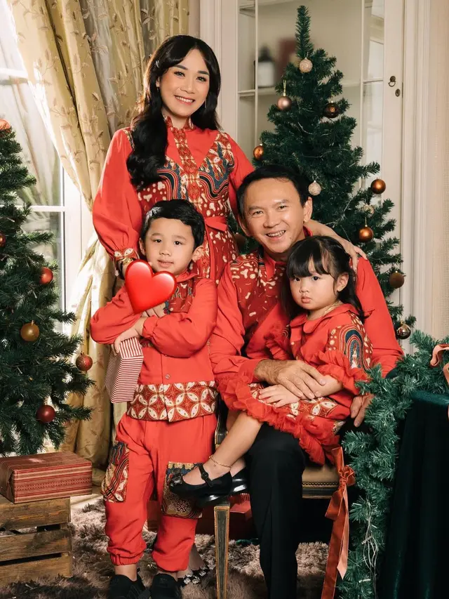 6 Potret Gaya Ahok dan Puput Nastiti di Perayaan Natal 2023, Berbatik Nuansa Merah