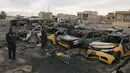 Sejumlah mobil hangus terbakar di permukiman al-Bayaa, Irak, Kamis (16/2). Hancurnya sejumlah mobil tersebut disebabkan oleh serangan bom mobil yang diduga didalangi oleh ISIS. (AP Photo/ Karim Kadim) 