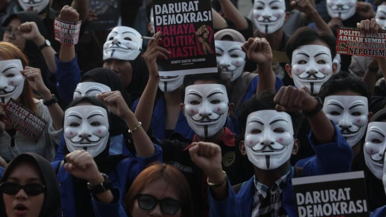 Ratusan mahasiswa yang tergabung dalam Komite Rakyat Melawan menggelar mimbar demokrasi saat diberlangsungkannya Festival HAM di halaman kampus Universitas Mulawarman, Samarinda, Kalimantan Timur, Rabu (13/12/2023).&nbsp;