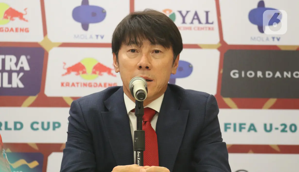 Shin Tae-Yong memberi keterangan resmi pertama saat perkenalan pelatih baru Timnas Indonesia di Ruang VVIP Stadion Pakansari, Kab Bogor, Jawa Barat, Sabtu (28/12/2019). Shin Tae-Yong resmi menandatangani kontrak sebagai pelatih Timnas Indonesia selama 4 tahun. (Liputan6.com/Helmi Fithriansyah)