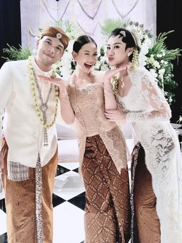 Alyssa Daguise bridesmaid Aaliyah Massaid. [@alyssadaguise]