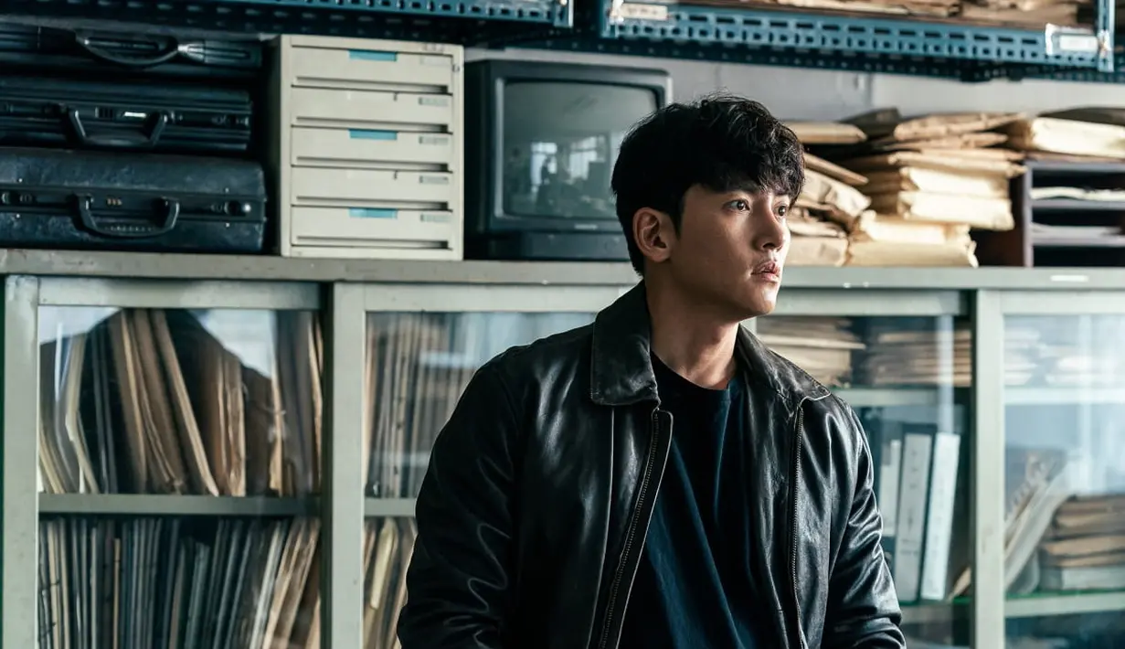 Ji Chang Wook berperan sebagai detektif bernama Kang Joon Mo yang menyamar sebagai Kwon Seung Ho dalam aliansi Gangnam yang menjadi pusat operasi narkoba besar. (Foto: Disney+ Hotstar via Soompi)