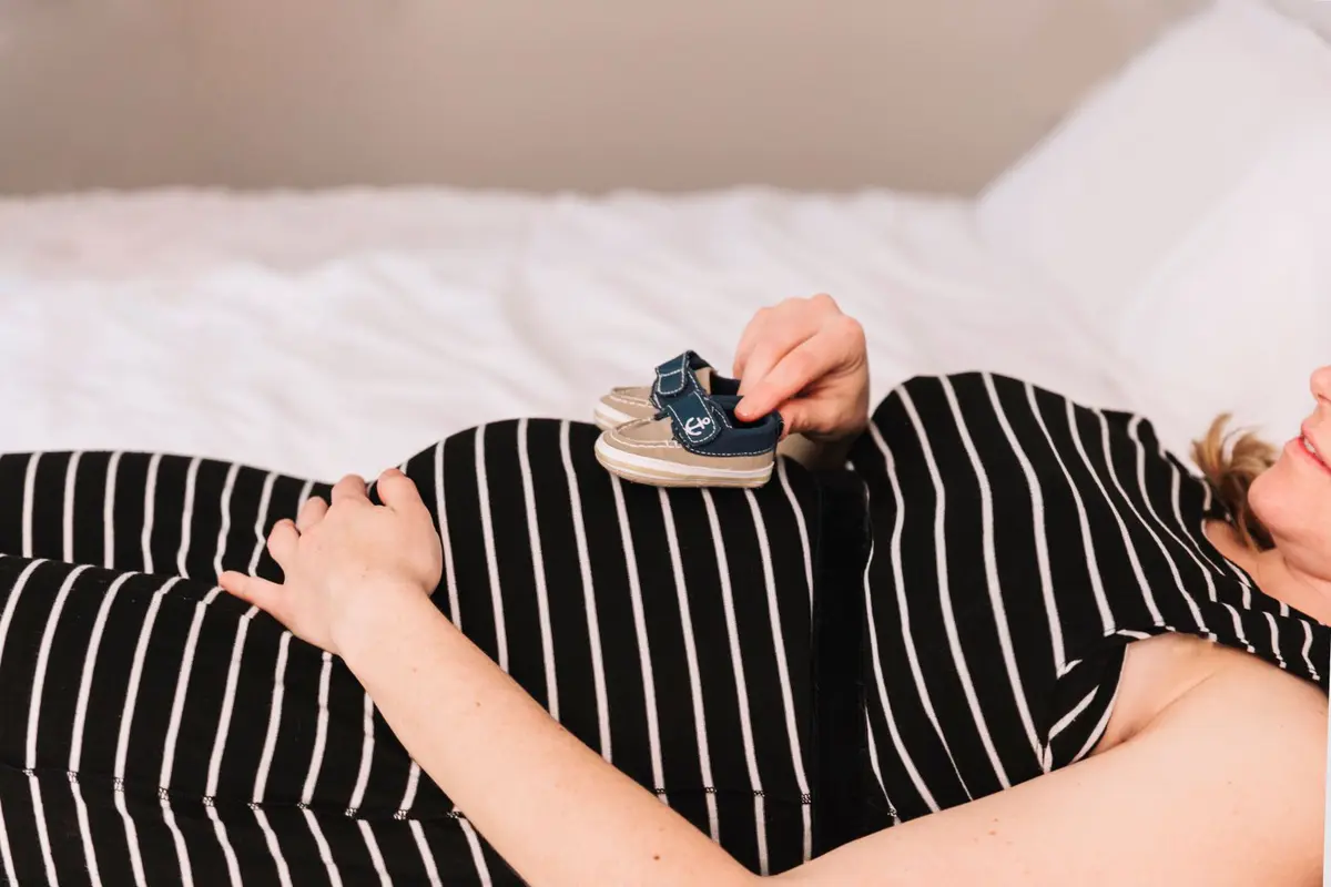 Tips Tidur Nyenyak untuk Ibu Hamil Trimester 3: Posisi, Rutinitas, dan Produk Pendukung yang Aman