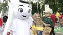 Maskot Piala Dunia 2022, La'eeb, menyapa warga Ibukota saat Car Free Day (CFD) di kawasan Sudirman, Jakarta, Minggu (06/11/2022). (Bola.com/M iqbal Ichsan)