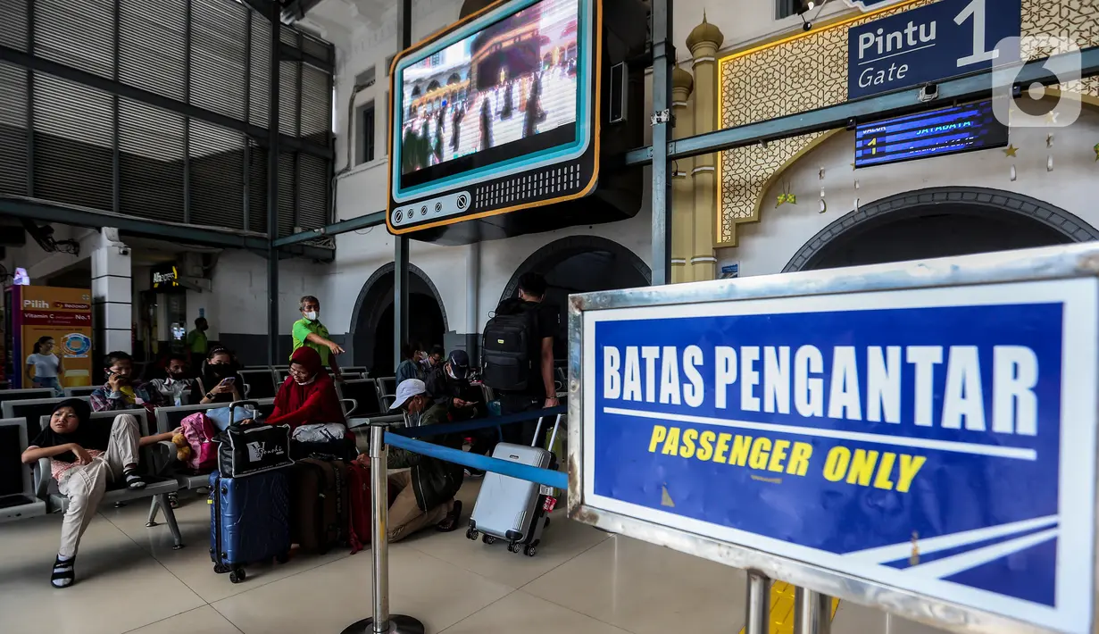 "Dari pantauan volume penumpang KAJJ pada Rabu 12 April 2023 untuk keberangkatan dari stasiun terlihat jumlah penumpang masih normal," (Liputan6.com/Johan Tallo)