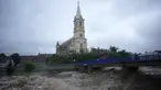 Sungai Bela mengalir melewati sebuah gereja saat banjir di Mikulovice, Republik Ceko, Sabtu, 14 September 2024. (AP Photo/Petr David Josek)
