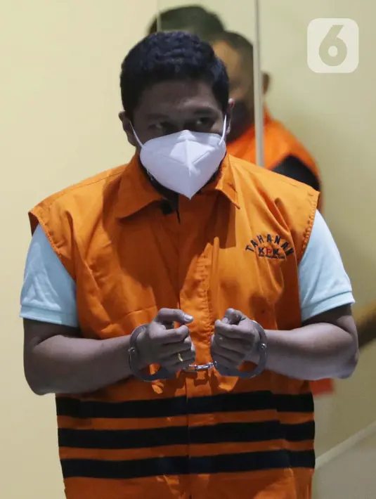 Penyidik KPK, Stepanus Robin Pattuju bersiap menjalani rilis penahanan di Gedung KPK, Jakarta, Kamis (22/4/2021). Stepanus ditahan sebagai tersangka kasus dugaan penerimaan hadiah terkait penanganan perkara Wali Kota Tanjung Balai 2020-2021. (Liputan6.com/Helmi Fithriansyah)