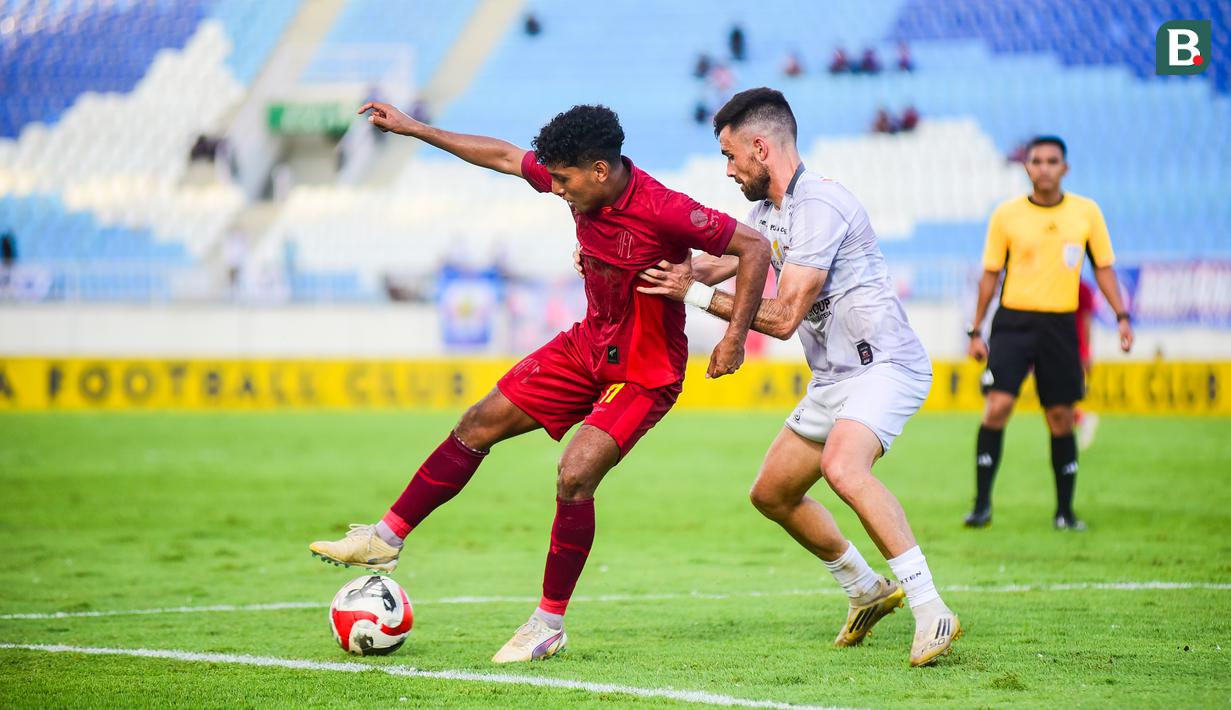 Hal tersebut karena beberapa pemain Arema FC pernah membela tim lawan, Madura United. Sebut saja, Salim Tuharea, Iksan Lestaluhu, Rifad Marasabessy, dan Lucas Frigeri. (Bola.com/Iwan Setiawan)