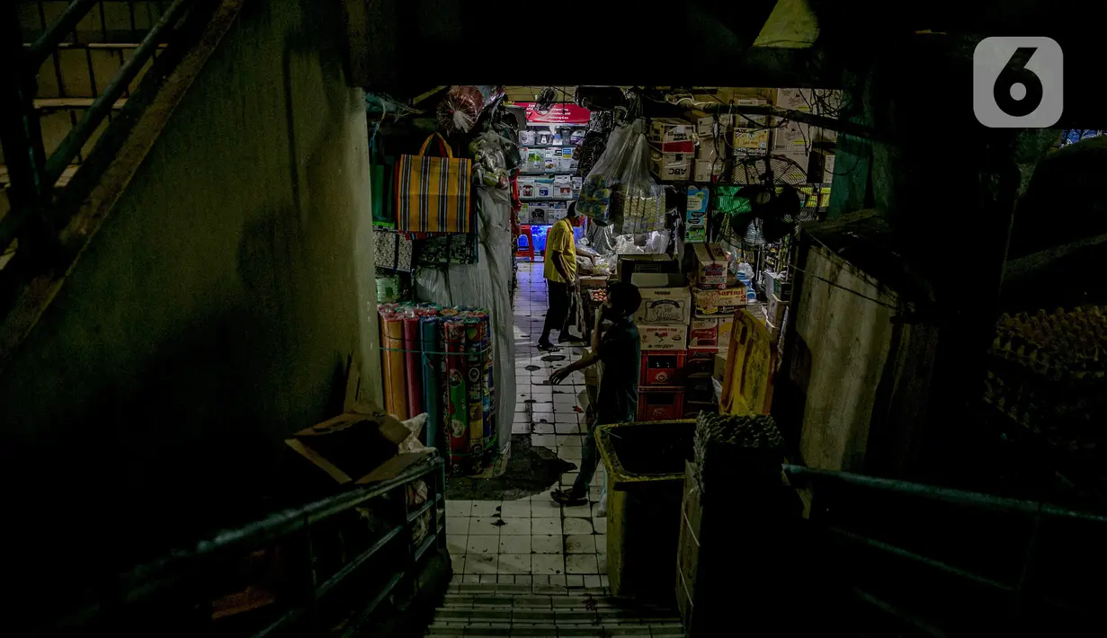 Seorang pria melintas di lorong Pasar Pondok Labu, Jakarta Selatan, Rabu (10/2/2021). Satu pedagang dinyatakan positif Covid-19, meski begitu pengelola Pasar Pondok Labu tetap melanjutkan operasional pasar sambil melakukan penyemprotan cairan disinfektan selama tiga hari (Liputan6.com/Faizal Fanani