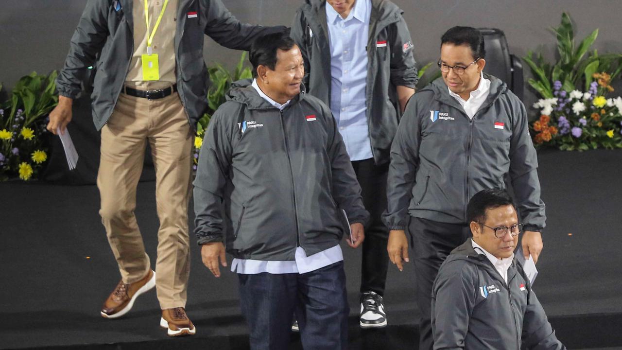 Disela adu gagasan Penguatan Anti Korupsi untuk Penyelenggara Negara Berintegritas (Paku Integritas) yang digelar di Gedung Merah Putih KPK, Jakarta, Rabu (17/1/2024) ada momen menarik ketika ketiga pasangan capres-cawapres berbincang bersama dengan akkra