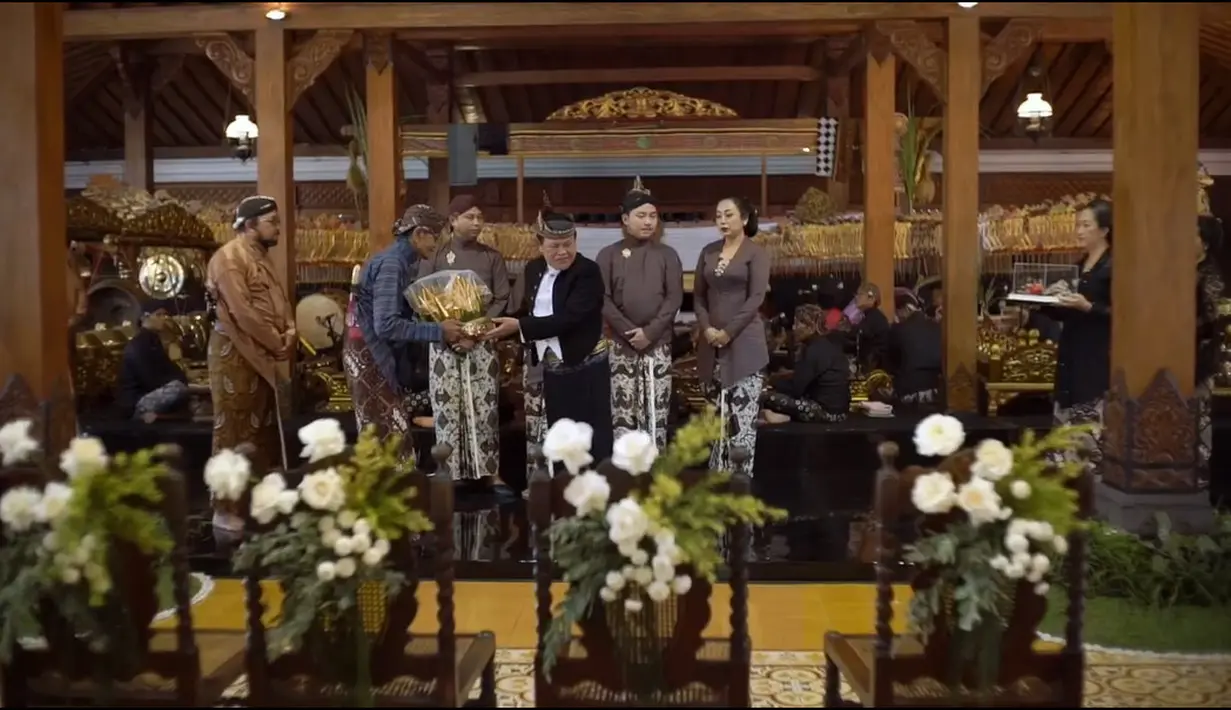 Ritual Ruwatan digelar di Pendopo Tulungo yang berlokasi di Yogyakarta, Jawa Tengah. Pendopo luas yang dibangun dengan ornamen khas Jawa milik Soimah tampak ramai karena juga ada pagelaran wayang kulit. [Instagram/showimah]