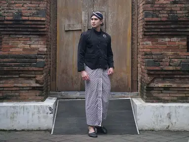 Inilah potret Verrell Bramasta saat mengenakan baju adat jawa. Ia mengenakan kain jarik sebagai bawahan. Kain yang bernuansa jawa dengan motif batik ini sukses membuatnya tampil kece. (Liputan6.com/IG/bramastavrl)