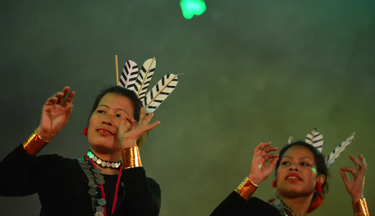 Penari menampilkan tarian tradisional di hari terakhir Festival Tawang di perbatasan Indo-China, utara timur negara bagian Arunachal Pradesh, India (23/10). (AFP/ Tauseef Mustafa)