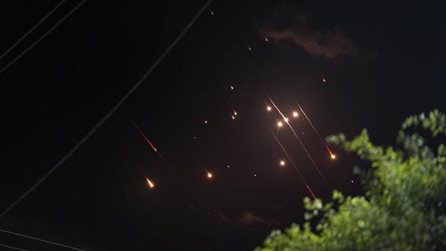 Rudal yang diluncurkan dari Iran menuju Israel melesat di langit malam seperti yang terlihat dari Deir al-Balah, Jalur Gaza, Selasa (1/10/2024).