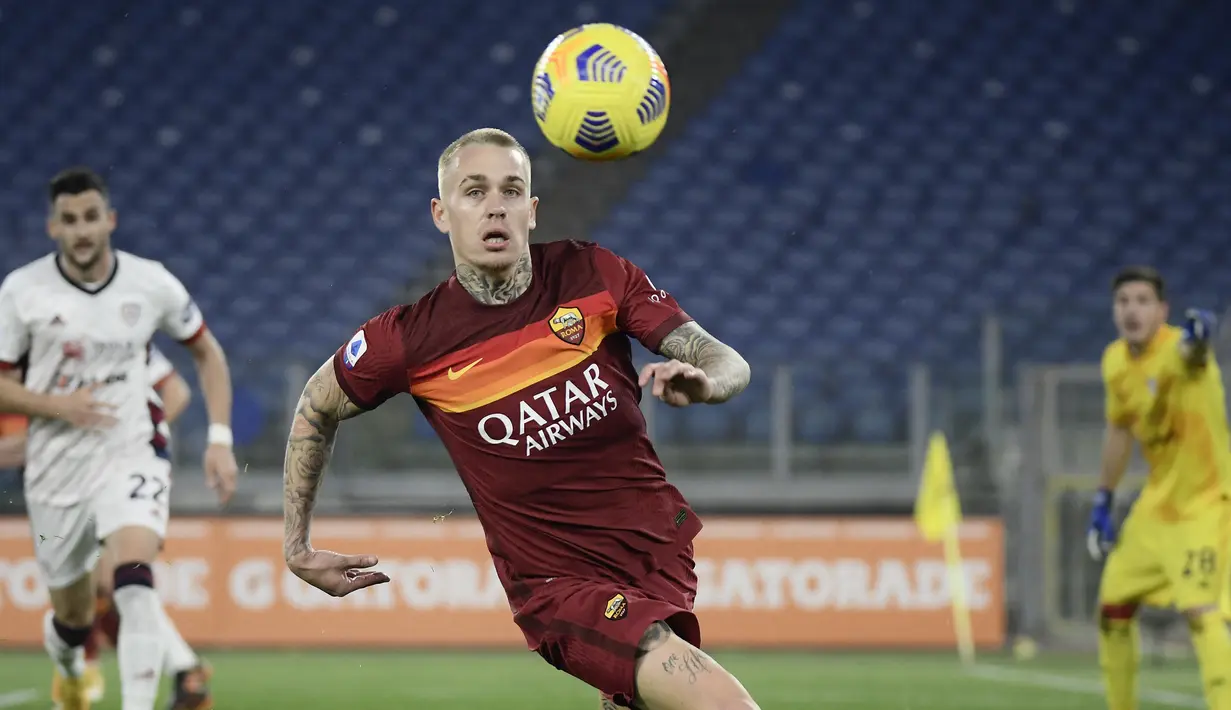 Rick Karsdorp. Pemain belakang ini didatangkan AS Roma dari Feyenoord pada awal musim 2017/2018. Hingga musim 2020/2021 ini telah bermain dalam 48 penampilan di semua ajang dengan mencetak 1 gol. Sempat dipinjamkan ke klub asalnya, Feyenoord pada musim 2019/2020. (AFP/Filippo Monteforte)