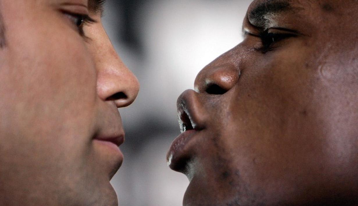 Ekspresi Oscar de la Hoya (kiri) dan Floyd Mayweather saat konferensi pers jelang pertarungan memperebutkan gelar juara dunia Kelas Menengah Ringan WBC. 28 February 2007. (AFP).