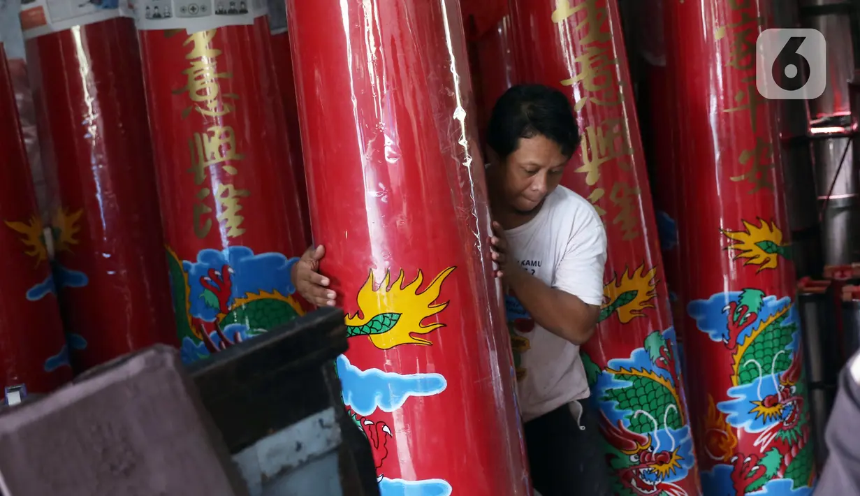 Pekerja memindahkan lilin untuk perayaan Tahun Baru Imlek di Tangerang, Banten, Kamis (4/2/2021). Tahun Baru Imlek pada 12 Februari 2021 mendatang kemungkinan digelar tanpa perayaan besar karena pandemi COVID-19. (Liputan6.com/Angga Yuniar)